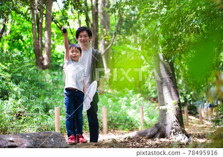 父母和孩子採取昆蟲 78495916