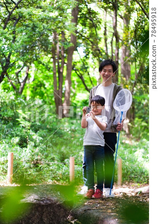 Parent and child taking insects Parent and child taking insects 78495918