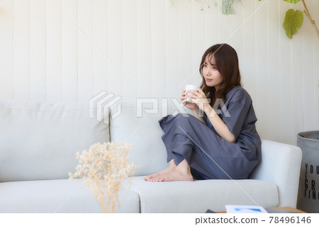 一個女人在客廳放鬆 一個女人在客廳放鬆 78496146