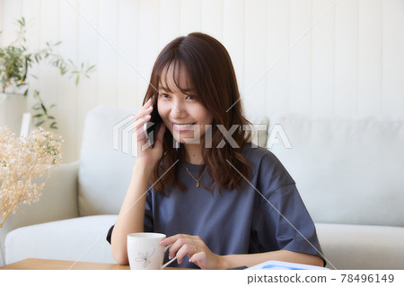 一個女人在客廳放鬆 一個女人在客廳放鬆 78496149