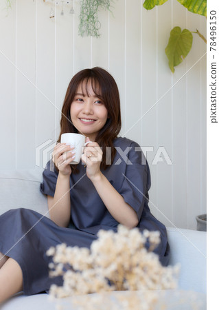 一個女人在客廳放鬆 一個女人在客廳放鬆 78496150
