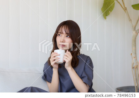 一個女人在客廳放鬆 一個女人在客廳放鬆 78496153