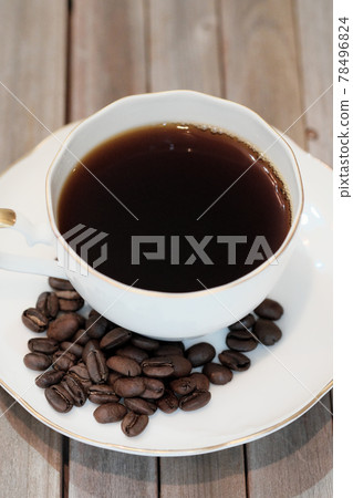 放在木桌上的咖啡杯 放在木桌上的咖啡杯 78496824