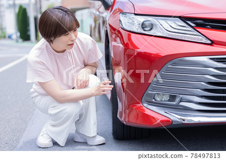 一個女人被一輛車困擾著 78497813