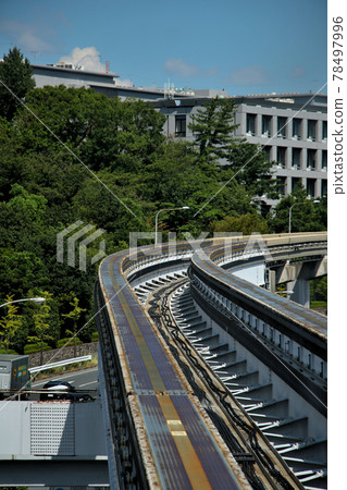 The Osaka Monorail bound for Kadomashi Station crosses the Chugoku Expressway and crosses the Chugoku Expressway to Shibahara Osaka Daimae Station on the left. 78497996
