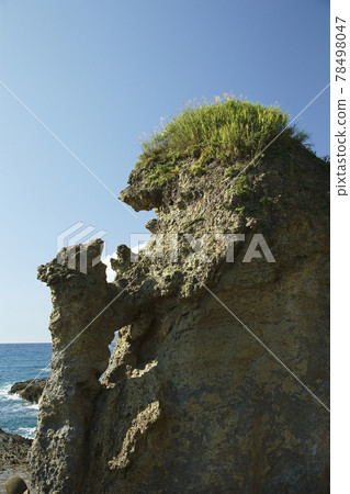 Parent and child bearing rock Parent and child bearing rock 78498047