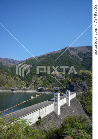 The surface of the lake from the fresh green Lake Okutama observation square and the Ogochi dam The surface of the lake from the fresh green Lake Okutama observation square and the Ogochi dam 78498555