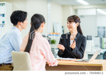 Young couple to consult Young couple to consult 78498611