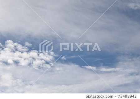 一朵小棉花雲在條云海中游動① 78498942