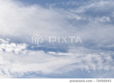A small cotton cloud swimming in the sea of streak clouds ② 78498943