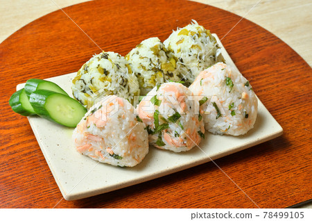 飯糰，飯糰，飯糰，飯糰，芥末和鮭魚飯糰。 78499105