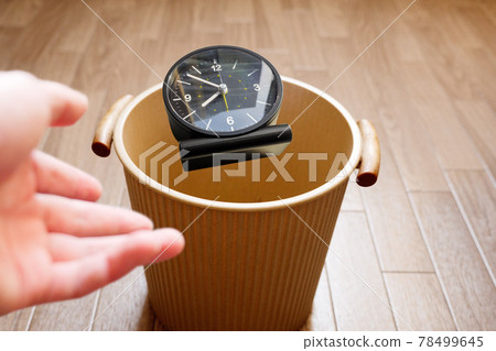 Throw the clock into the trash with the image of freedom from time 78499645