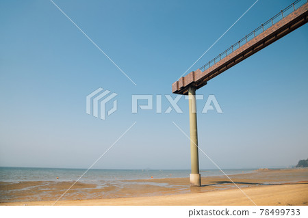 Sand beach and Janghang Skywalk in Seocheon, Korea 78499733