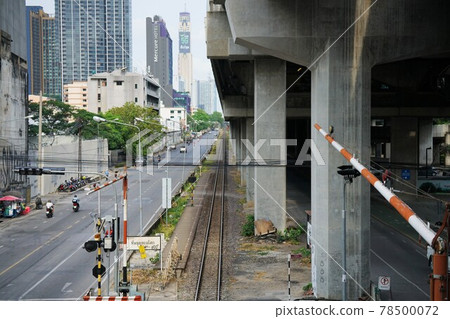 Platform and track of Thai National Railway (SRT) Asoke station in Bangkok, Thailand 78500072