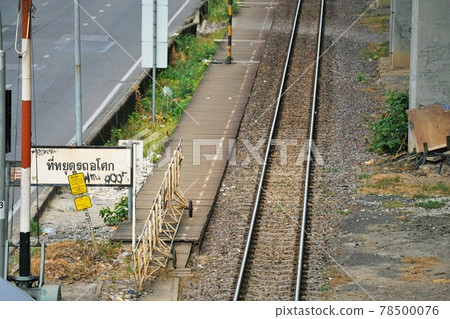 Platform and track of Thai National Railway (SRT) Asoke station in Bangkok, Thailand 78500076
