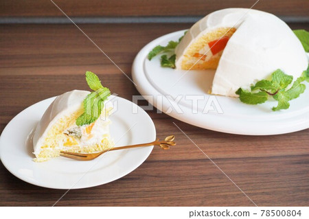 Dome-shaped cream cake, cake with fruits, decoration cake 78500804