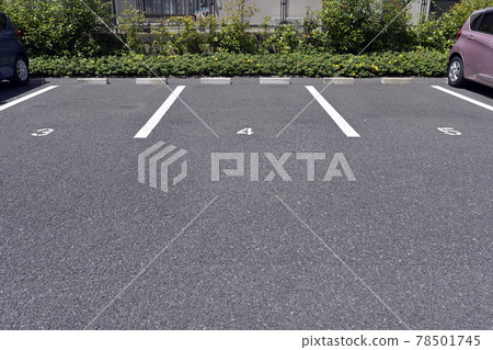 停車場在住宅區 78501745