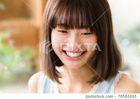 一個微笑的女人。 78503895