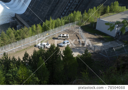 Car parking at the foot of the power plant. 78504088