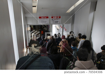 Congestion at Kawazu Station (in the cherry blossom season) 78504306