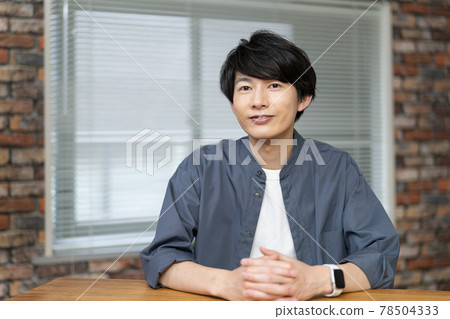 Portrait of a man in his early twenties Portrait of a man in his early twenties 78504333