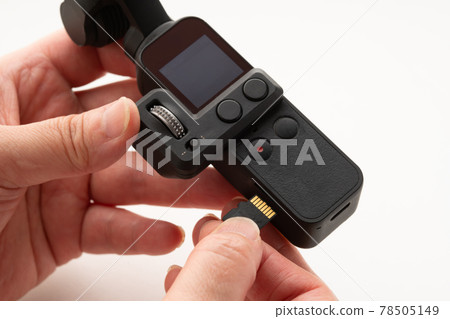 插入手邊的微型 SD 卡 插入手邊的微型 SD 卡 78505149