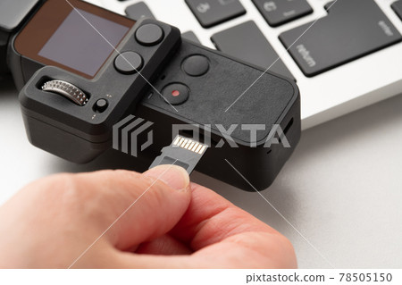 插入手邊的微型 SD 卡 插入手邊的微型 SD 卡 78505150