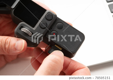 Insert a micro SD card at hand Insert a micro SD card at hand 78505151