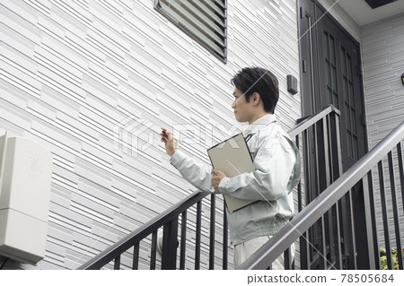 Salesman who estimates the exterior wall painting 78505684