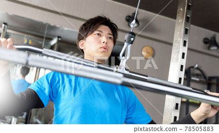 年輕人在拉力機上訓練 78505883
