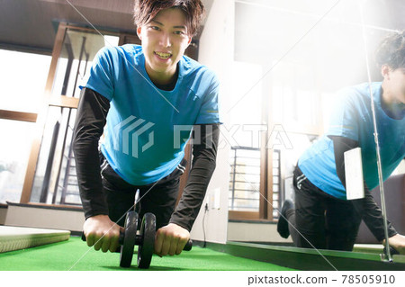 Young man training on rollers 78505910