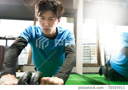 Young man training on rollers 78505911