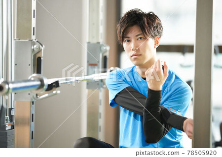 穿著運動服的年輕人看著相機 78505920