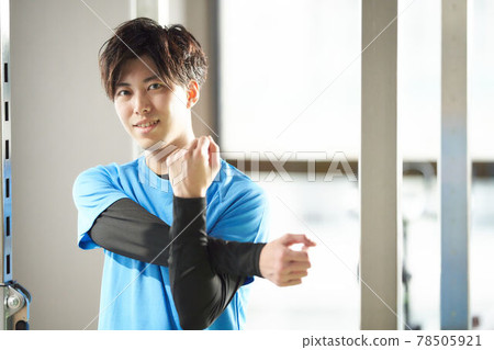 穿著運動服的年輕人看著相機 78505921