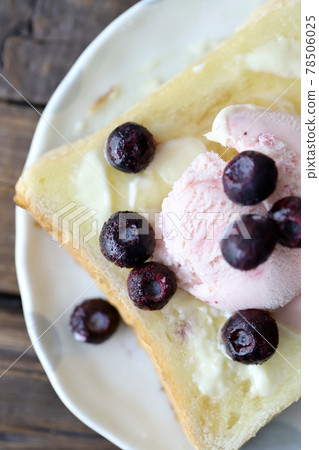 Sweet toast with large blueberries and strawberry ice cream 78506025