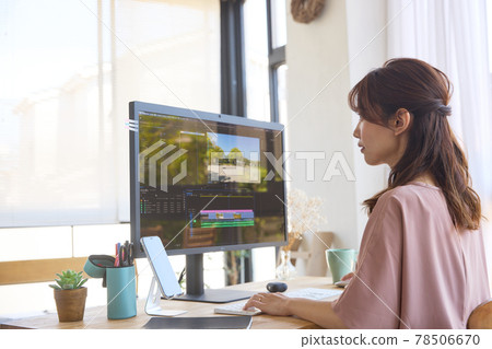 女人在家裡做遠程工作 78506670