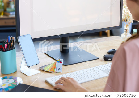 女人在家裡做遠程工作 女人在家裡做遠程工作 78506730
