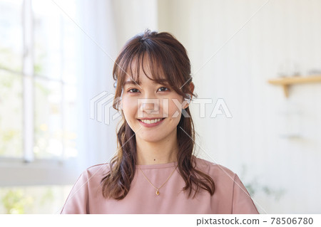 有在線會議的婦女 有在線會議的婦女 78506780
