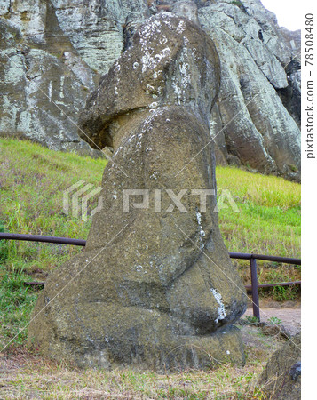 智利復活節島 Rano Raraku 生產工廠的坐式摩艾雕像的水平照片 78508480