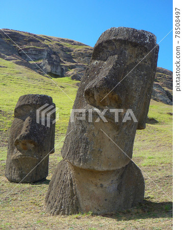 智利復活節島 Rano Raraku 製造工廠兩座摩艾雕像正面特寫 78508497