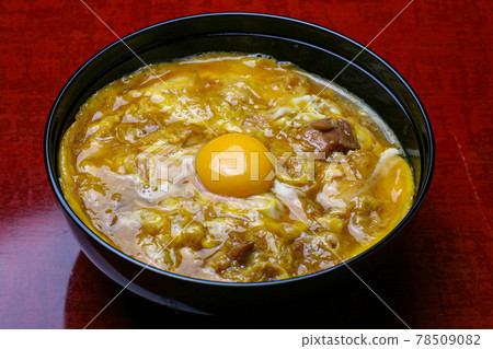 A long-established restaurant in Tokyo serving local chicken oyakodon 78509082