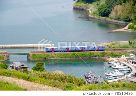 Photograph of the Omura Line railway, Kiha 66 and Kiha 67 (JNR type diesel railcars) 78510486