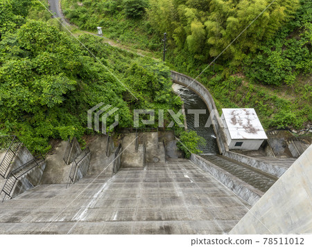 Daimon Dam on Mount Shigisan surrounded by greenery Daimon Dam on Mount Shigisan surrounded by greenery 78511012