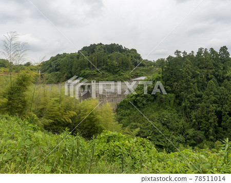 Daimon Dam on Mount Shigisan surrounded by greenery Daimon Dam on Mount Shigisan surrounded by greenery 78511014