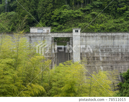 Daimon Dam on Mount Shigisan surrounded by greenery Daimon Dam on Mount Shigisan surrounded by greenery 78511015