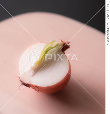 冰箱角落裡剩下的洋蔥 冰箱角落裡剩下的洋蔥 78511454