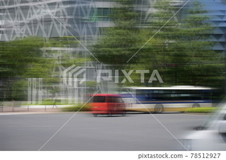 東京西新宿商業區街道樹木和運行全尺寸高品質的汽車 東京西新宿商業區街道樹木和運行全尺寸高品質的汽車 78512927