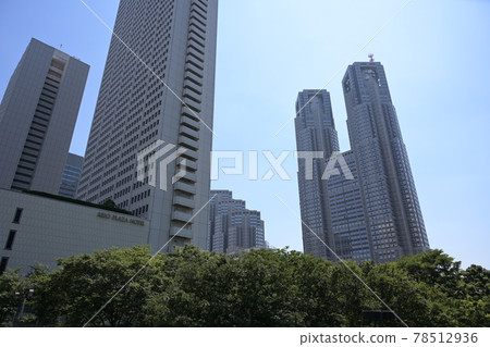 Tokyo Nishi-Shinjuku business district, skyscrapers towering against the blue sky, full size, high resolution 78512936