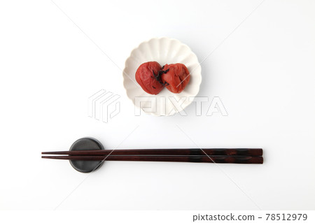 Umeboshi Umeboshi 泡菜和筷子白色背景 78512979
