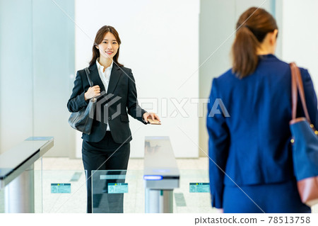一位女士拿著智慧型手機通過安檢門 攝影合作:LINK FOREST。 一位女士拿著智慧型手機通過安檢門 攝影合作:LINK FOREST。 78513758